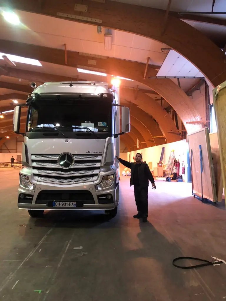L'équipe Eurolay devant un camion de déménagement
